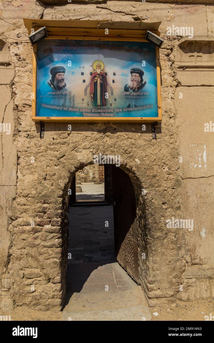 SOHAG, EGYPTE: 11 FÉVR. 2019: Entrée du monastère blanc (Deir al Abyad) près de Sohag, Egypte Banque D'Images