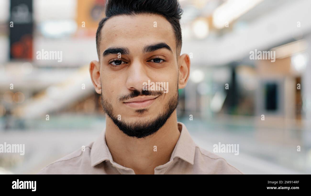 Confiant hispanique Indien ethnique barbu homme millénaire 30s homme avec barbe homme homme d'affaires regardant la caméra entrepreneur PDG de compagnie posant bureau Banque D'Images