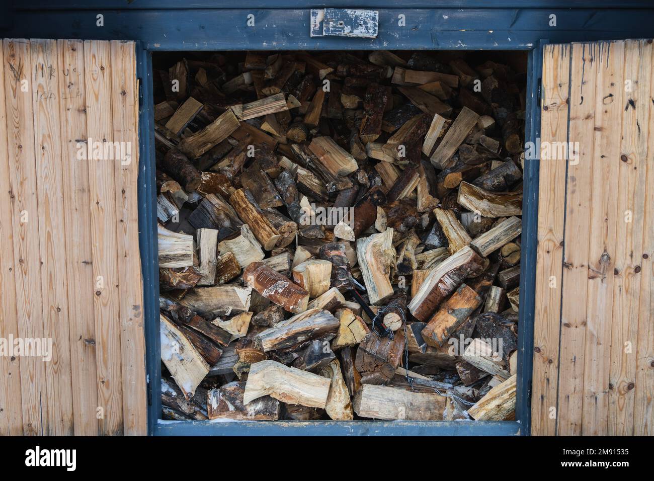 Pile de bois de chauffage à l'intérieur d'un hangar à bois en Finlande Banque D'Images