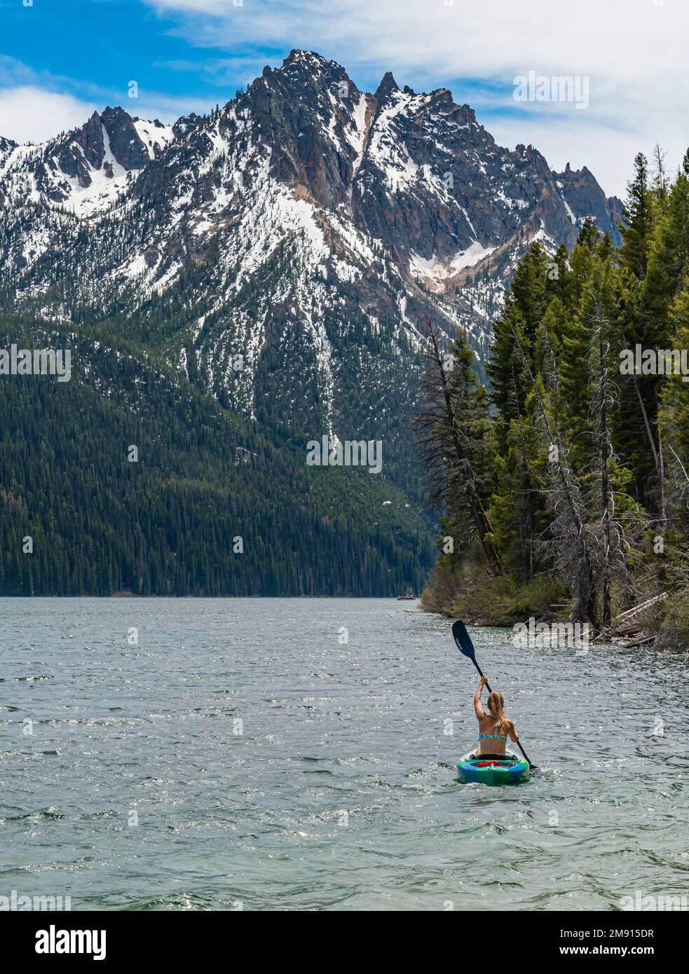 Kayakiste sur Redfish Lake près de Stanley Idaho Banque D'Images