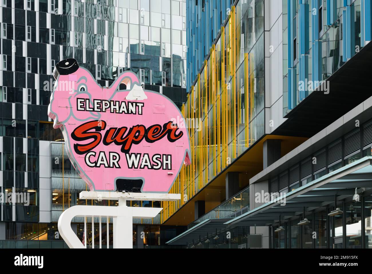 Seattle, WA, Etats-Unis - 15 janvier 2023; Elephant car Wash installation de panneau rose au campus de l'Amazone de Seattle reconnaissant l'histoire du quartier Banque D'Images