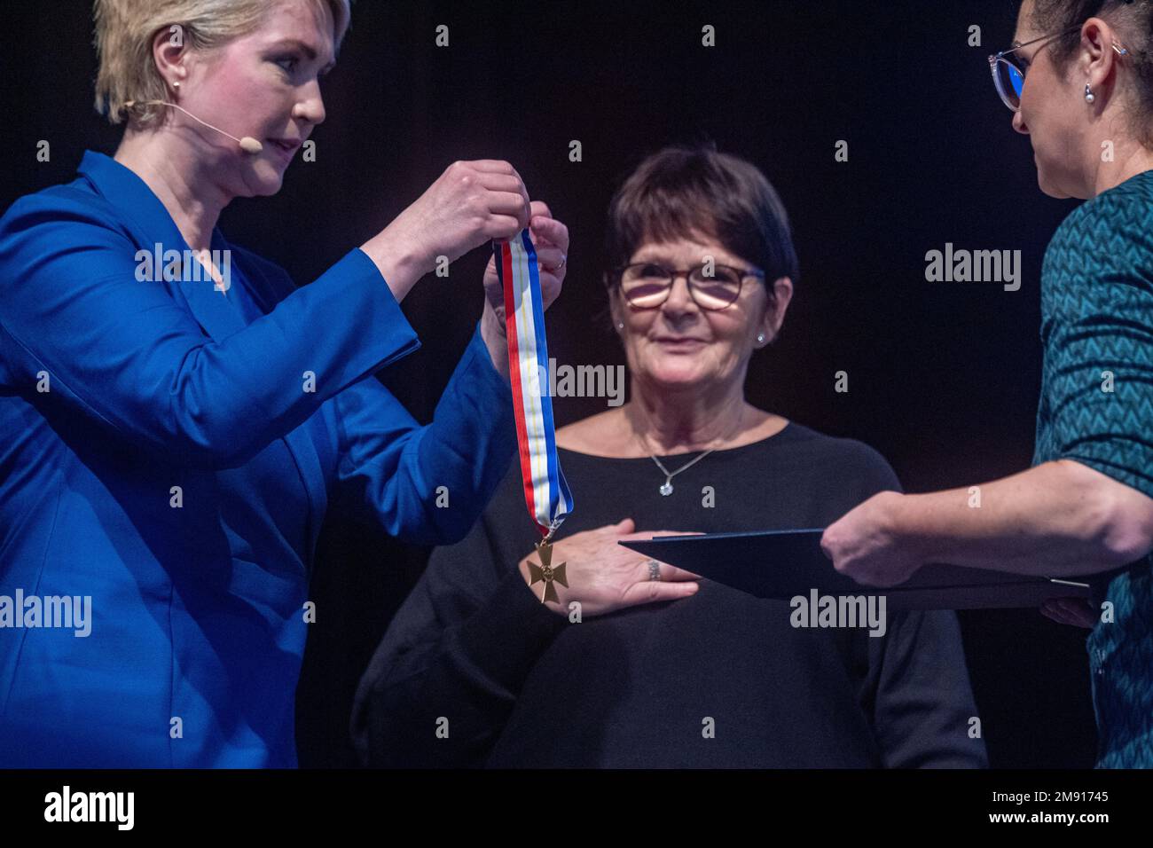 Greifswald, Allemagne. 16th janvier 2023. Manuela Schwesig (SPD, l), ministre présidente de Mecklembourg-Poméranie occidentale, décerne l'ordre du mérite de l'État à Sabine Kirton, présidente d'État honoraire du groupe d'entraide pour les femmes en matière de cancer. Sabine Kirton a été honorée pour son engagement envers l'auto-assistance en matière de cancer. L'ordre du mérite a été décerné pour la première fois en 2002 et est le plus grand honneur que l'État de Mecklembourg-Poméranie occidentale a à accorder. Credit: Stefan Sauer/dpa/Alay Live News Banque D'Images
