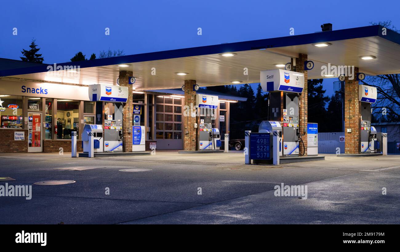 Bellevue, WA, Etats-Unis - 15 janvier 2022 ; station-service de Chevron à l'aube sans clients Banque D'Images