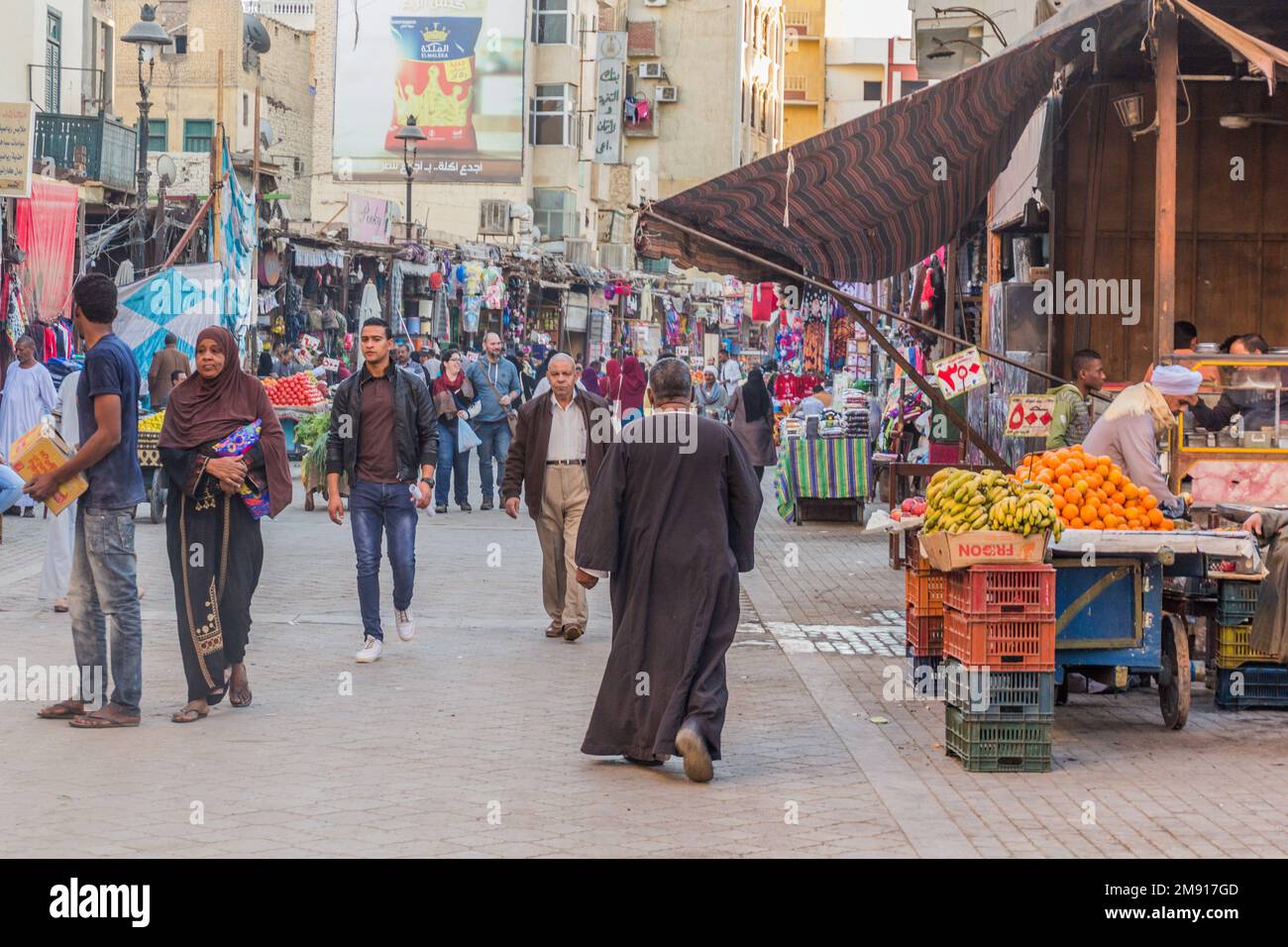 ASSOUAN, EGYPTE: 12 FÉVR. 2019: Gens au vieux souk (marché) à Assouan, Egypte Banque D'Images