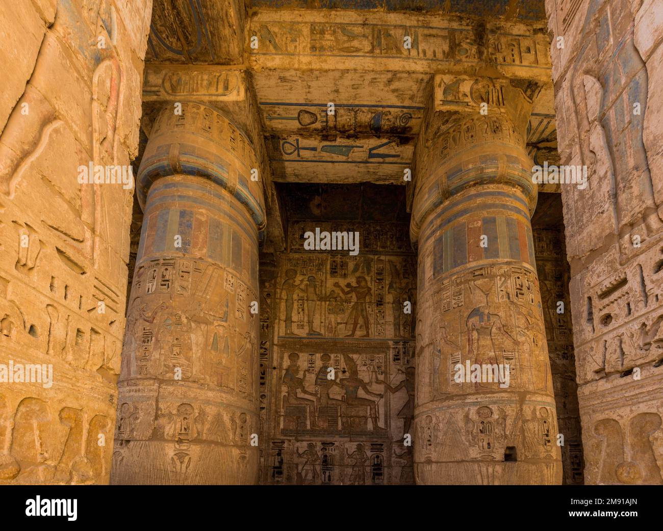 LOUXOR, ÉGYPTE - 18 FÉVRIER 2019 : colonnes dans le temple de Hatshepsut à la rive ouest du Louxor, Égypte Banque D'Images