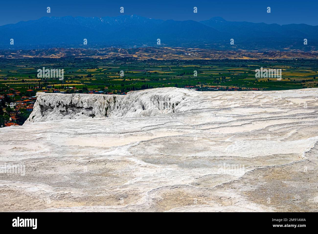 Vue sur les traventins secs à Pamukkale, par une belle journée d'été. Turquie Banque D'Images