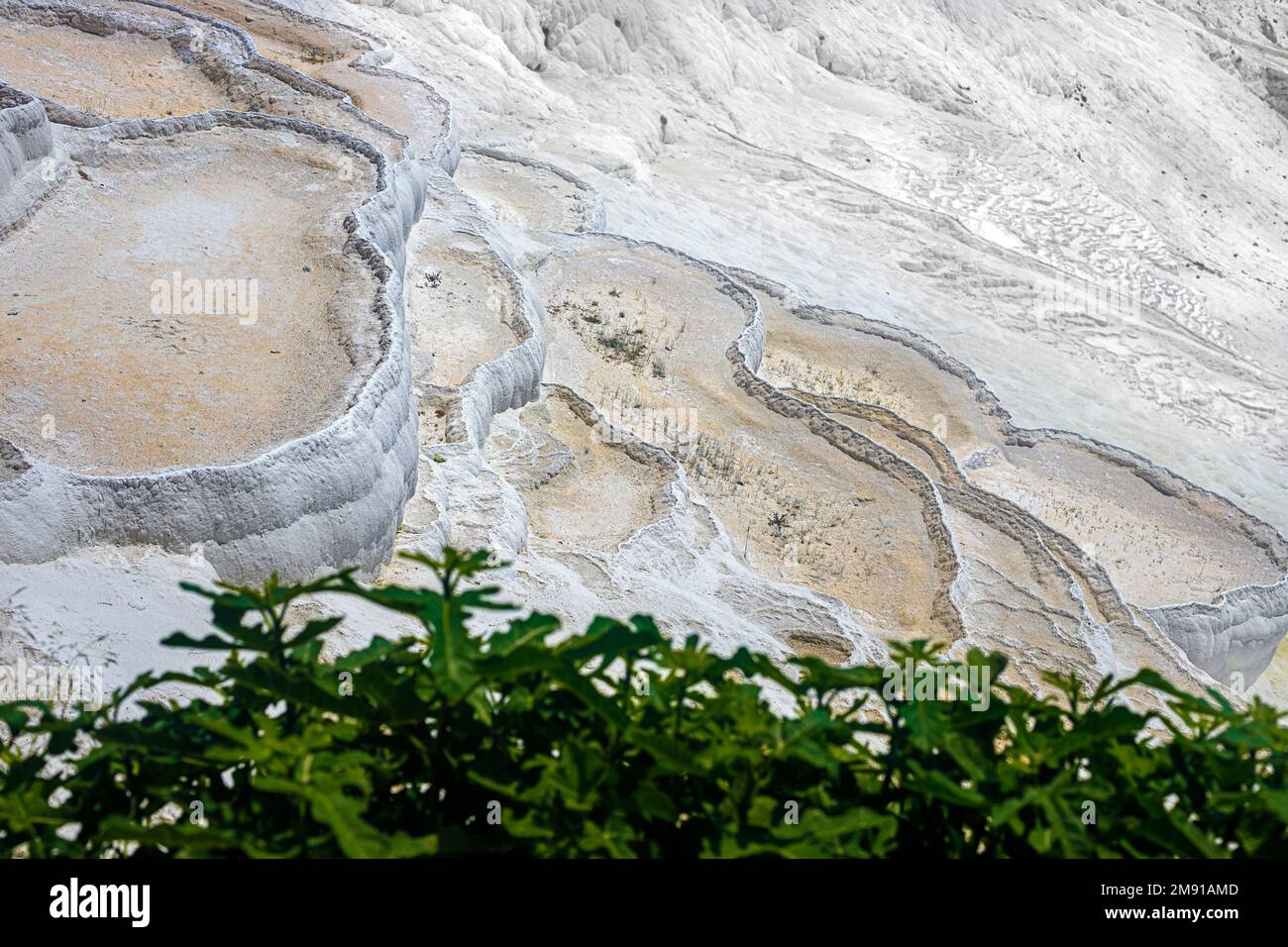 Vue sur les traventins secs à Pamukkale, par une belle journée d'été. Vue du dessus. Turquie Banque D'Images