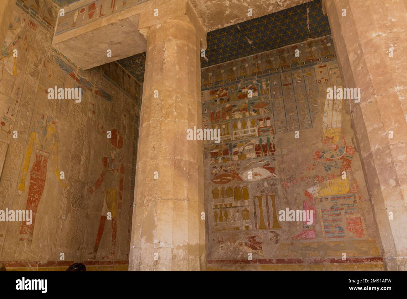 LOUXOR, ÉGYPTE - 18 FÉVRIER 2019 : colonnes du Temple de Hatshepsut sur la rive ouest du Louxor, Égypte Banque D'Images