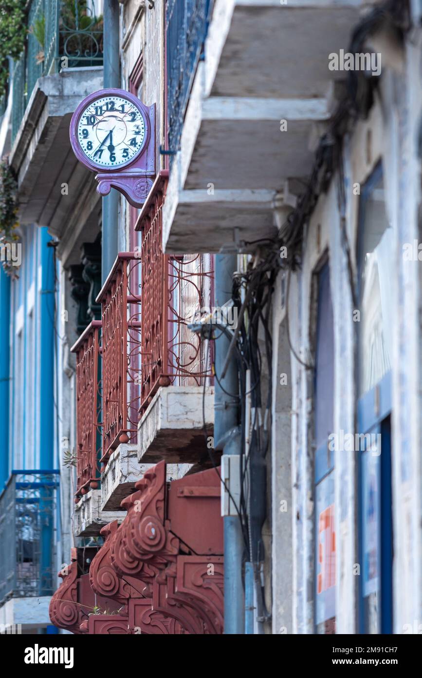 Horloge murale vintage délabrée sur l'architecture portugaise classique immeuble d'appartements revêtus de carreaux traditionnels à Lisbonne, Portugal Banque D'Images