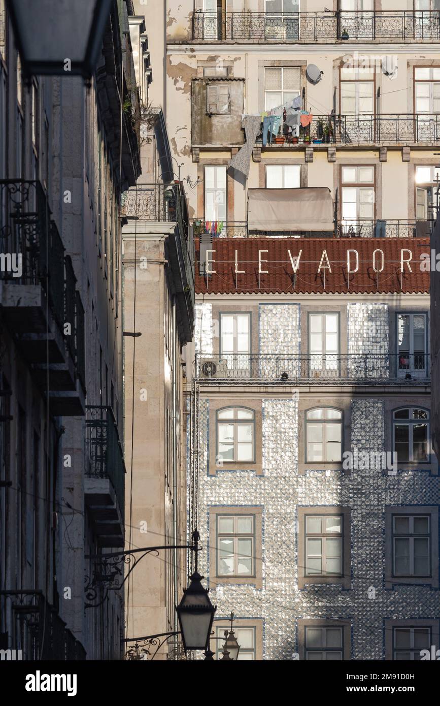 Bâtiment traditionnel classique d'architecture de l'Elevador do Castelo reliant les quartiers de Baixa Pombalina et Castelo Alfama dans le centre de Lisbonne Banque D'Images