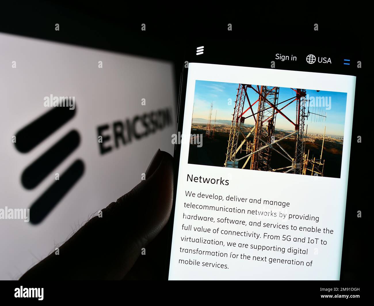 Personne tenant le téléphone portable avec la page web de la société suédoise de télécommunications Ericsson à l'écran devant le logo. Concentrez-vous sur le centre de l'écran du téléphone. Banque D'Images