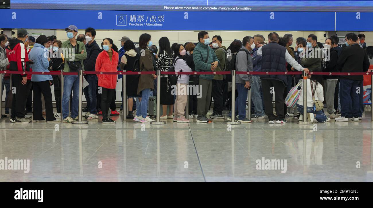 Les gens se font la queue à la gare de Hong Kong West Kowloon pour acheter des billets de train à grande vitesse entre Hong Kong et le continent. 12JAN23 SCMP / Jelly TSE Banque D'Images