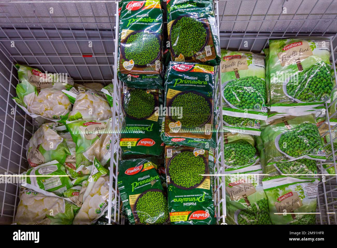 Italie - 12 janvier 2023: Boîtes de chou-fleur et de pois congelés dans un comptoir réfrigéré à vendre dans un supermarché italien Banque D'Images