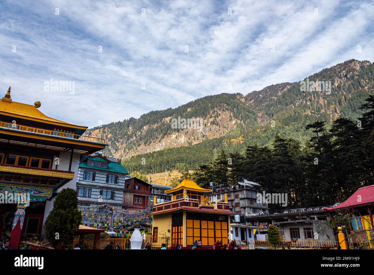 Monastère tibétain dans la ville de Manali, Himachal Pradesh. Le monastère tibétain se trouve sur Mall Road. Célèbre lieu touristique en Inde. Meilleure destination lune de miel en Inde Banque D'Images