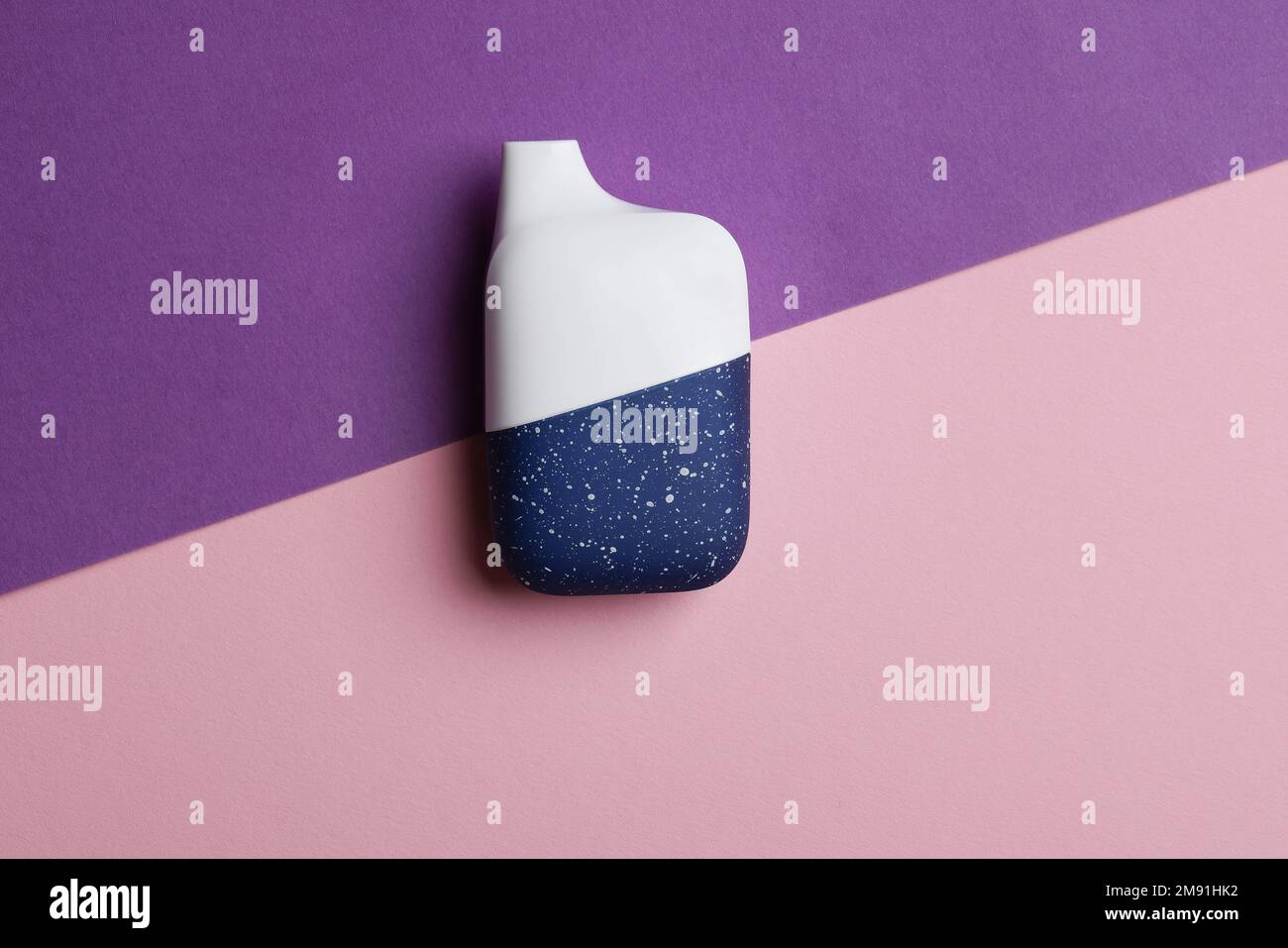 cigarette électronique jetable ou vape sur fond violet. espace de copie de  la vue de dessus. bâton de vapeur de nicotine. mauvaise dépendance et  nicotine artificielle Photo Stock