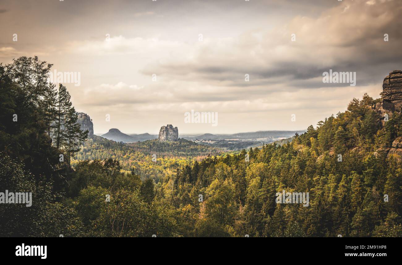 Vue panoramique sur un paysage typique de la Suisse saxonne, chemin de peintre, arbres, nuages, grès de l'Elbe, montagnes Banque D'Images