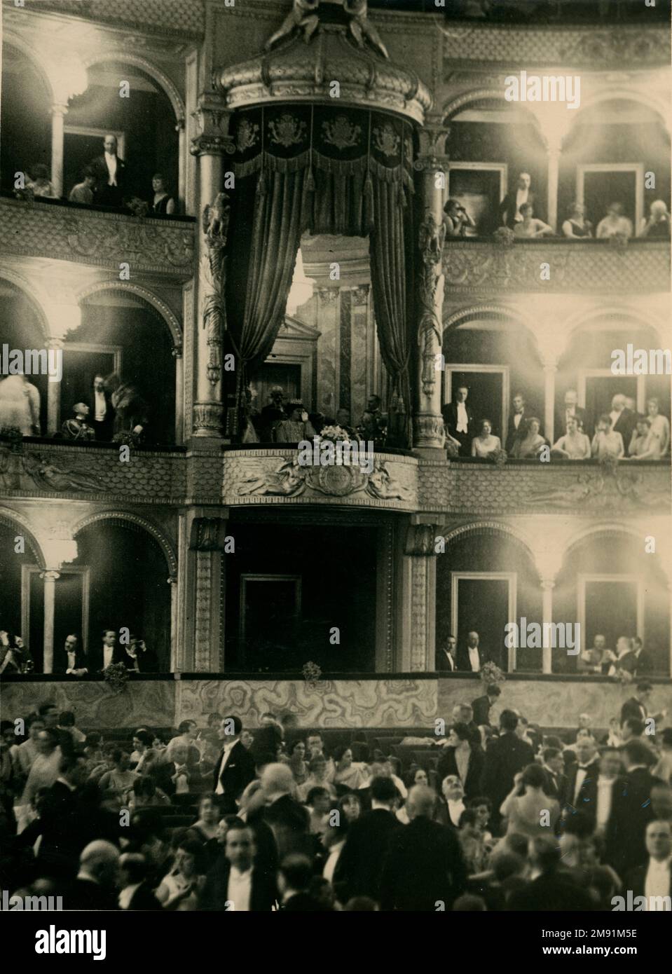 26/02/1928 LE LL.MM IL RE E LA REGINA DI ITALIA ASSISTONO ALLA SOLENNE INAUGURAZIONE DEL REALE TEATRO DELL'OPERA Banque D'Images