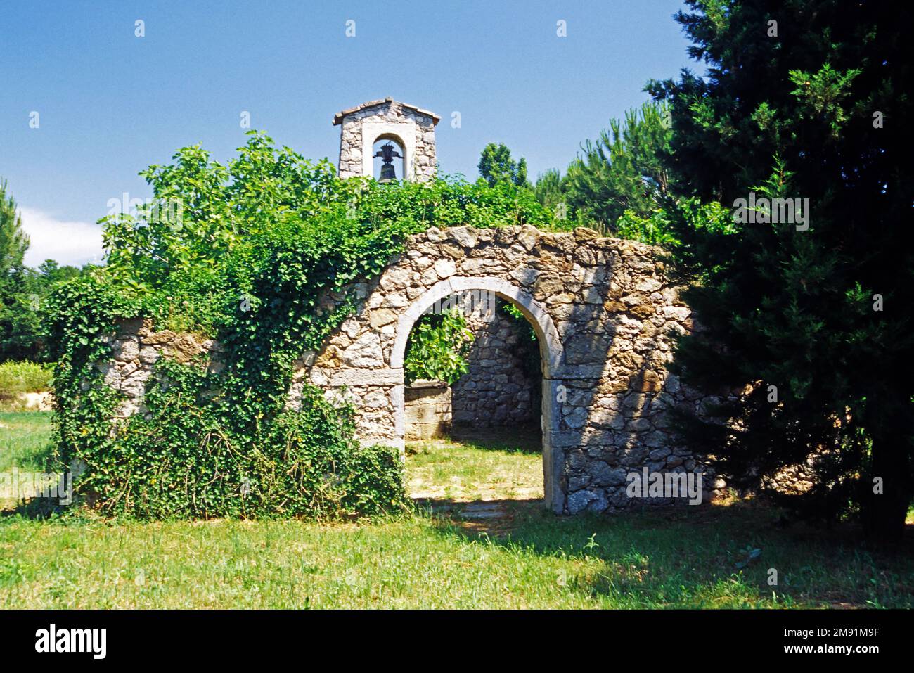 Ruines de la chapelle Saint-Martin dans le Plan de la Tour Var en Provence Banque D'Images