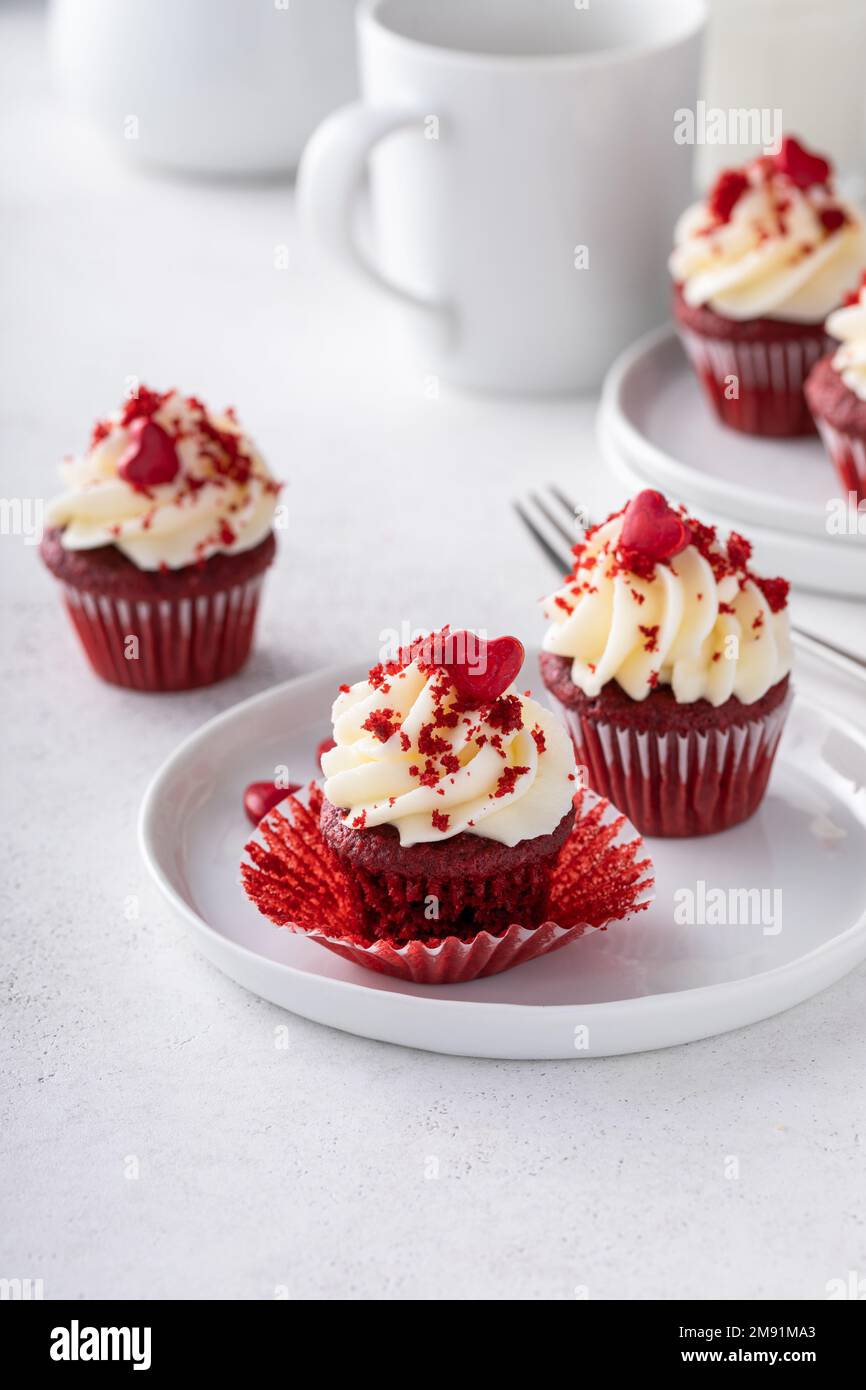 Petits gâteaux en velours rouge sur une petite assiette Banque D'Images