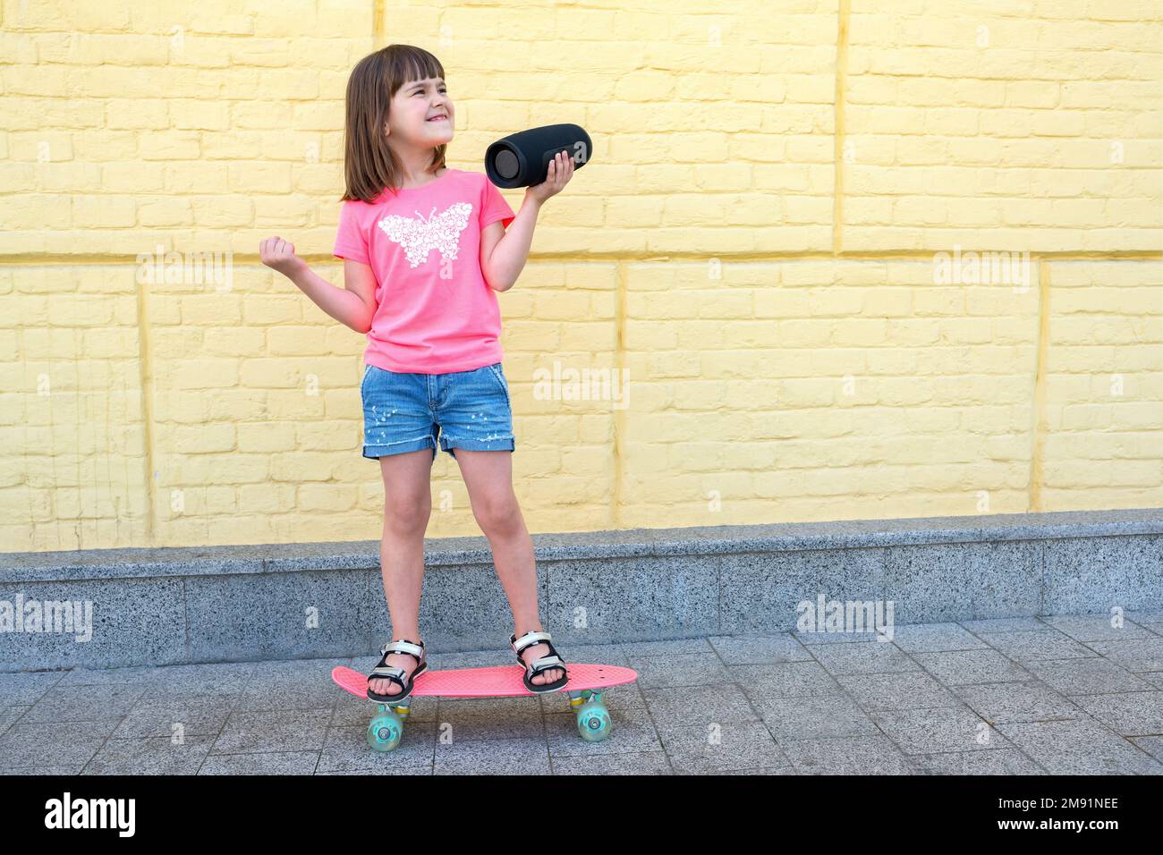 Skateur Asiatique Petite Fille Portant Un équipement De Sécurité Et De  Protection Jouant Sur Une Planche à Roulettes. Kid Skate Sur La Route à  L'extérieur
