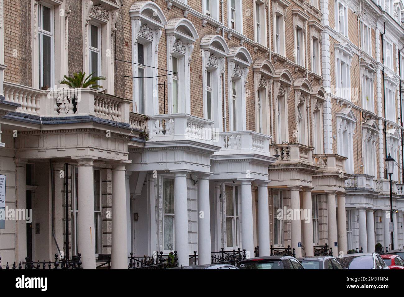 Rangée de maisons en terrasse typiquement anglaises à Londres, Angleterre. Banque D'Images