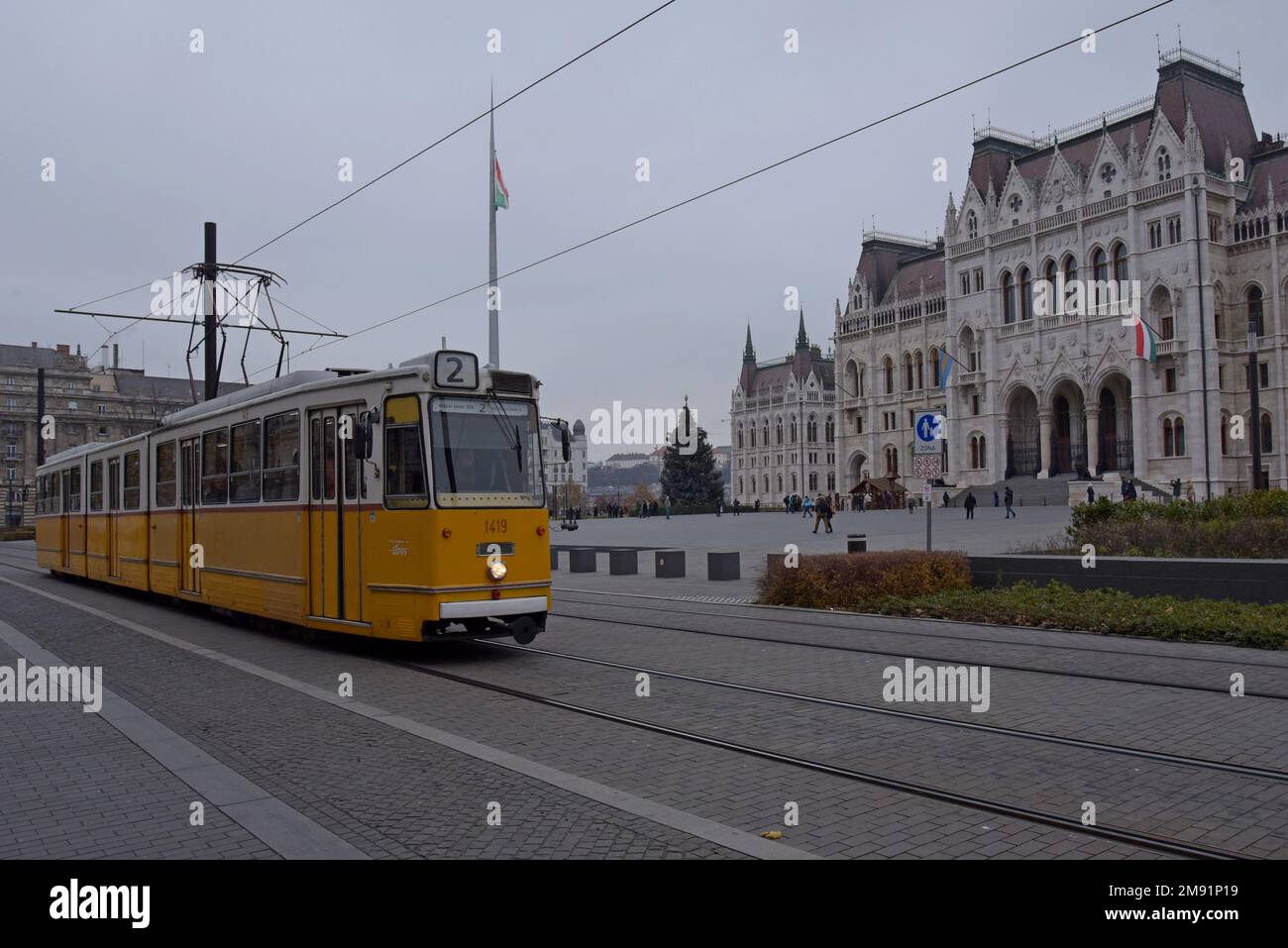 Tramway électrique passant devant le Parlement hongrois ou Országház, à Budapest, en Hongrie Banque D'Images