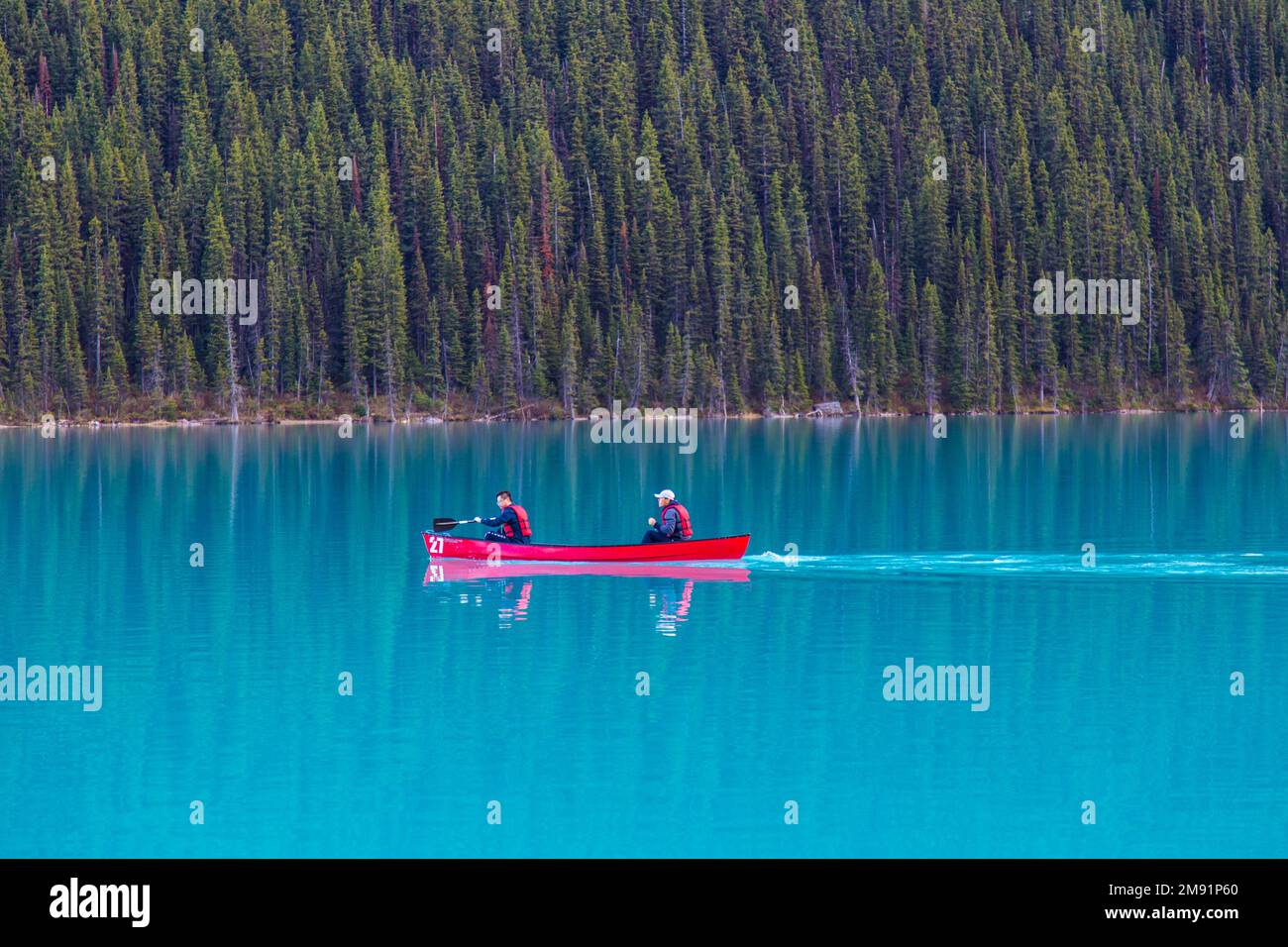 Pagayer un canoë sur Lake Louise, Canada Banque D'Images
