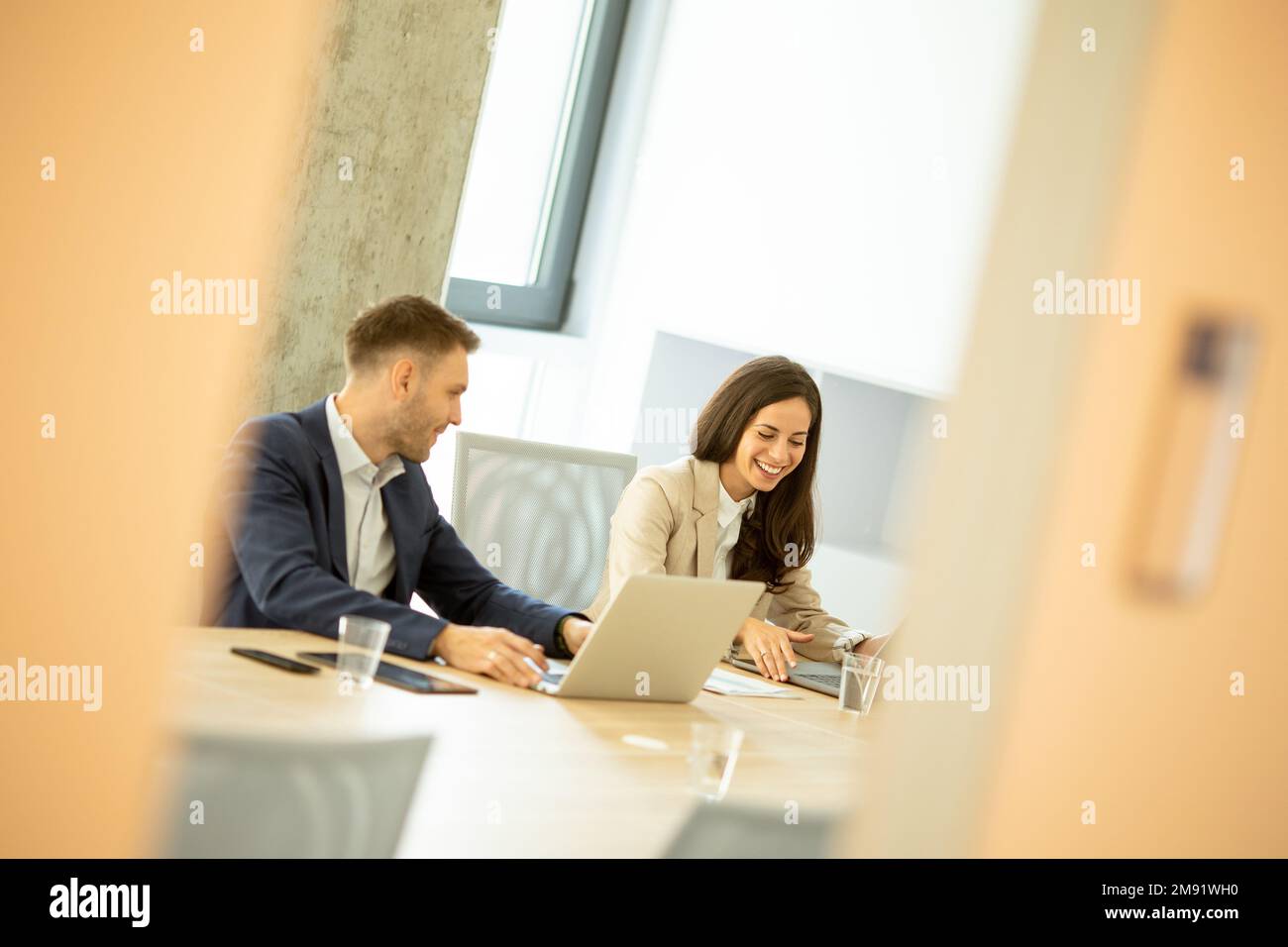 Businessman and businesswoman working together in office Banque D'Images