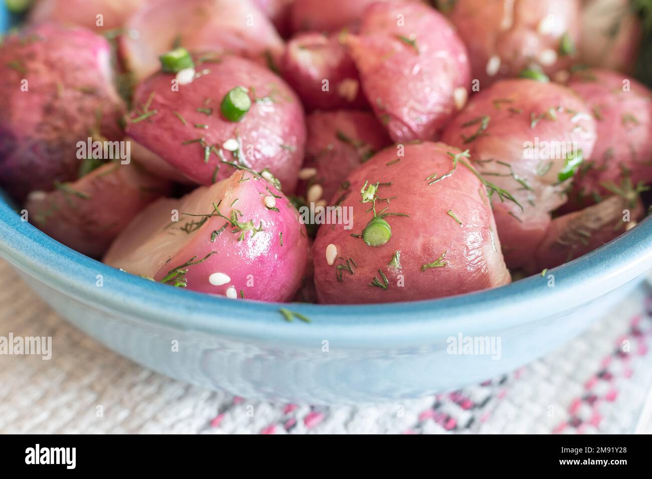 Sur la table dans un plat cuit au four avec des oignons verts et de radis  fines herbes. Présenté en gros plan Photo Stock - Alamy