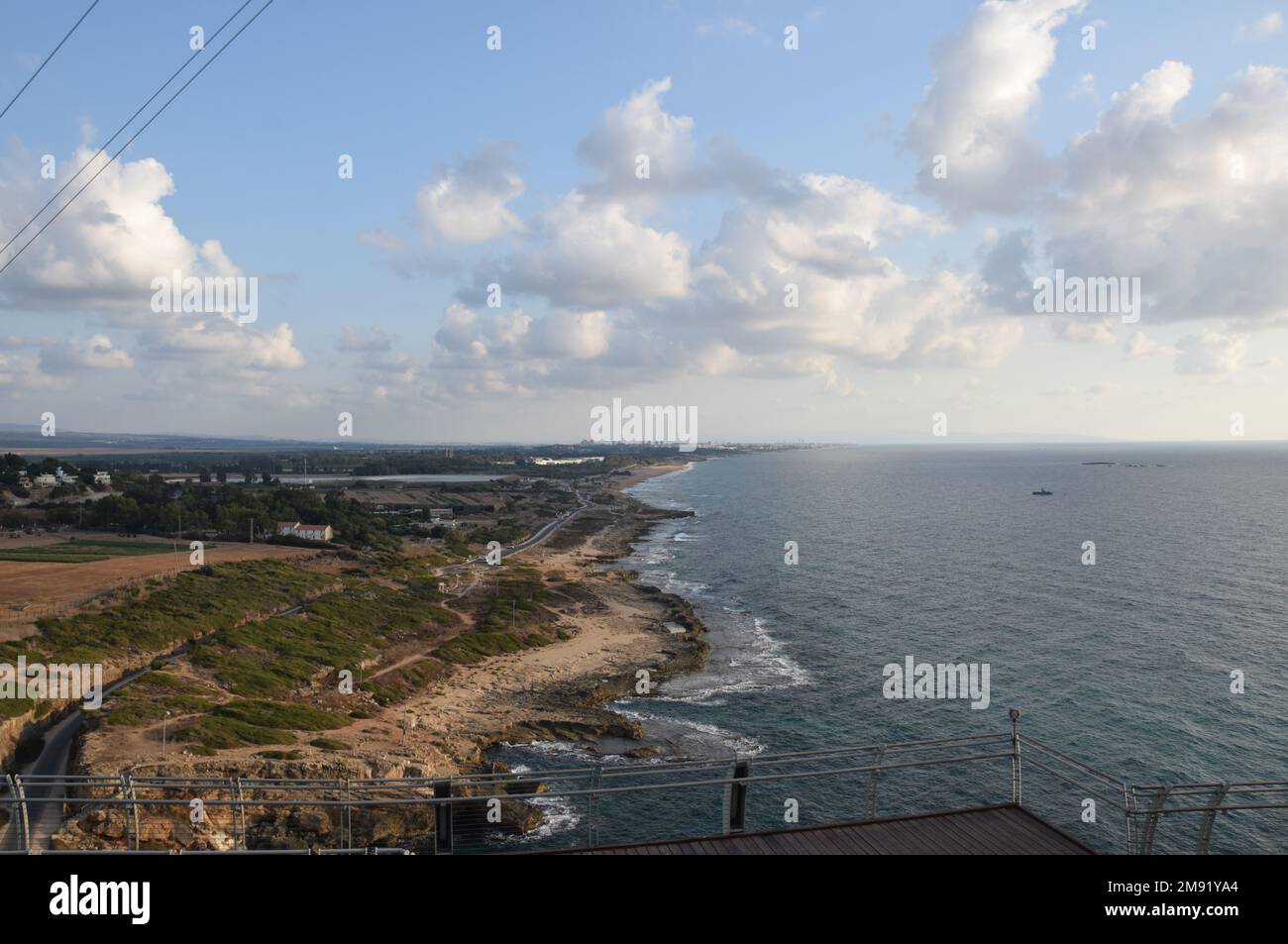 Grottes de Rosh HaNikra avec falaises de craie blanche et téléphérique en Israël Banque D'Images