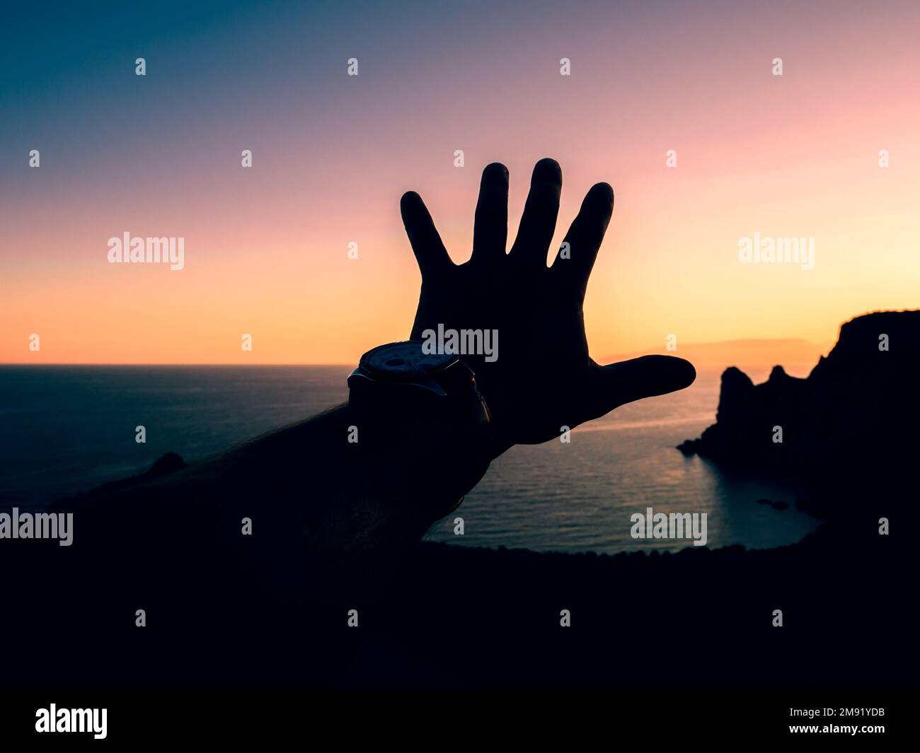main de l'homme au coucher du soleil symbolisant la liberté et l'unité avec la nature Banque D'Images