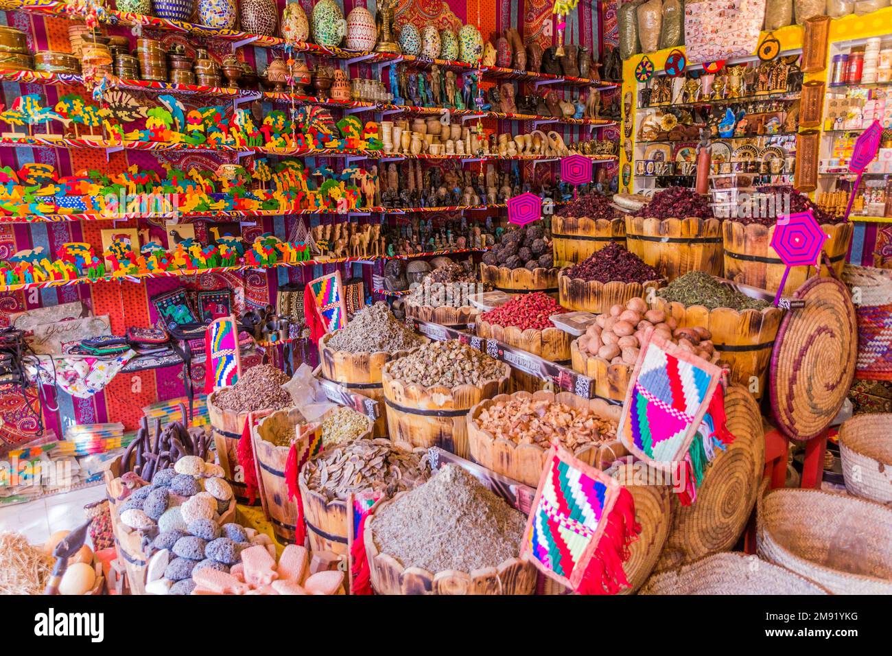 ASSOUAN, EGYPTE: 22 FÉVR. 2019: Divers articles à vendre dans un magasin dans le village nubien Gharb Seheil, Egypte Banque D'Images