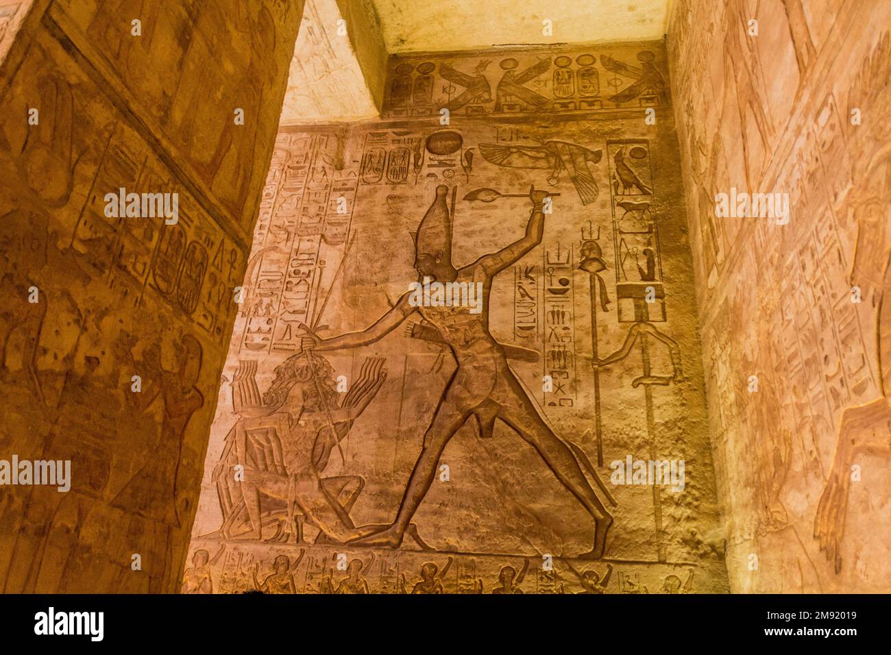 ABU SIMBEL, ÉGYPTE - 22 FÉVRIER 2019 : reliefs muraux d'une scène battůe dans la Grande salle Hypostyle du Grand Temple de Ramesses II à Abu Simbel, Égypte. Banque D'Images