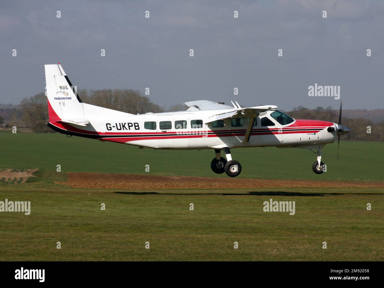 Un Cessna 208B Grand Caravan retourne à l'aérodrome de Peterborough Sibson à la suite d'un dépôt de parachute Banque D'Images