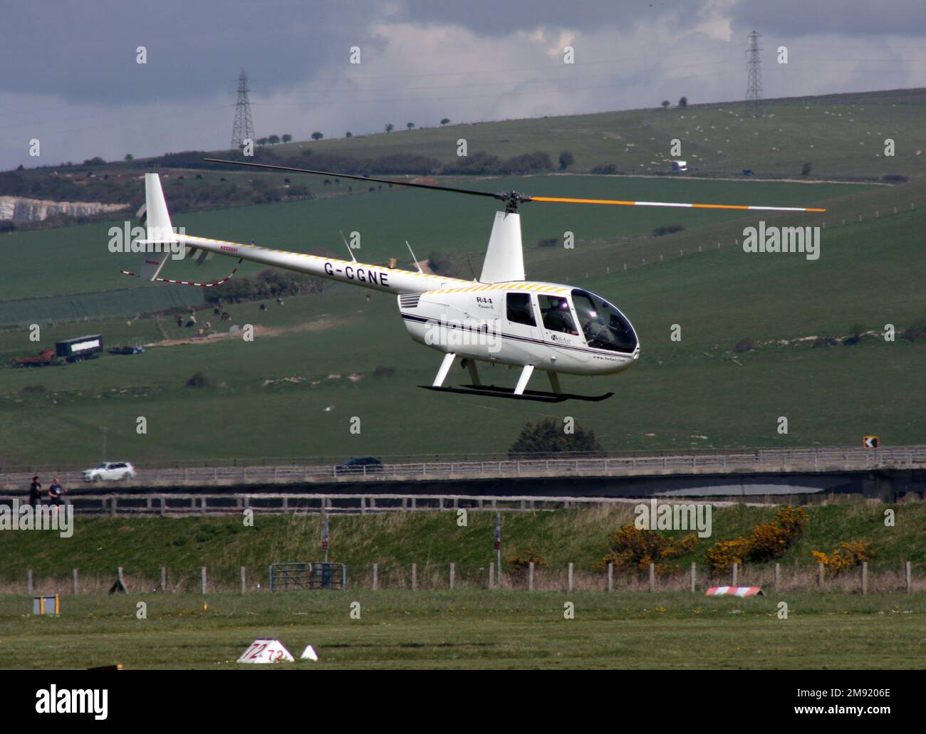 Un hélicoptère Robinson R44 Raven II débarquant à l'aéroport de Brighton City avec les sud vers l'arrière Banque D'Images