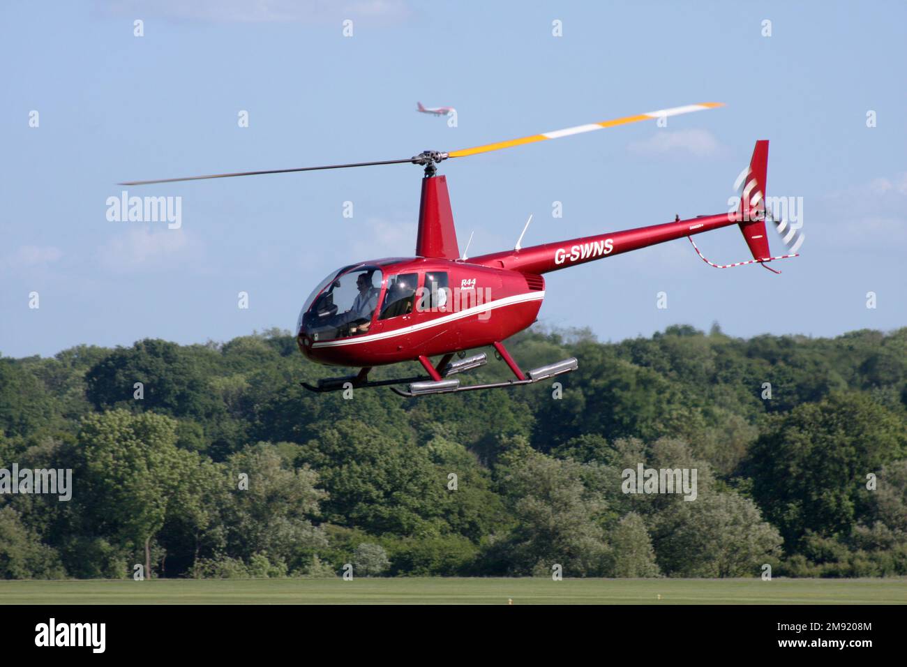 Un hélicoptère Robinson R44 Raven II arrive à l'aérodrome de Redhill Surrey au Royaume-Uni Banque D'Images