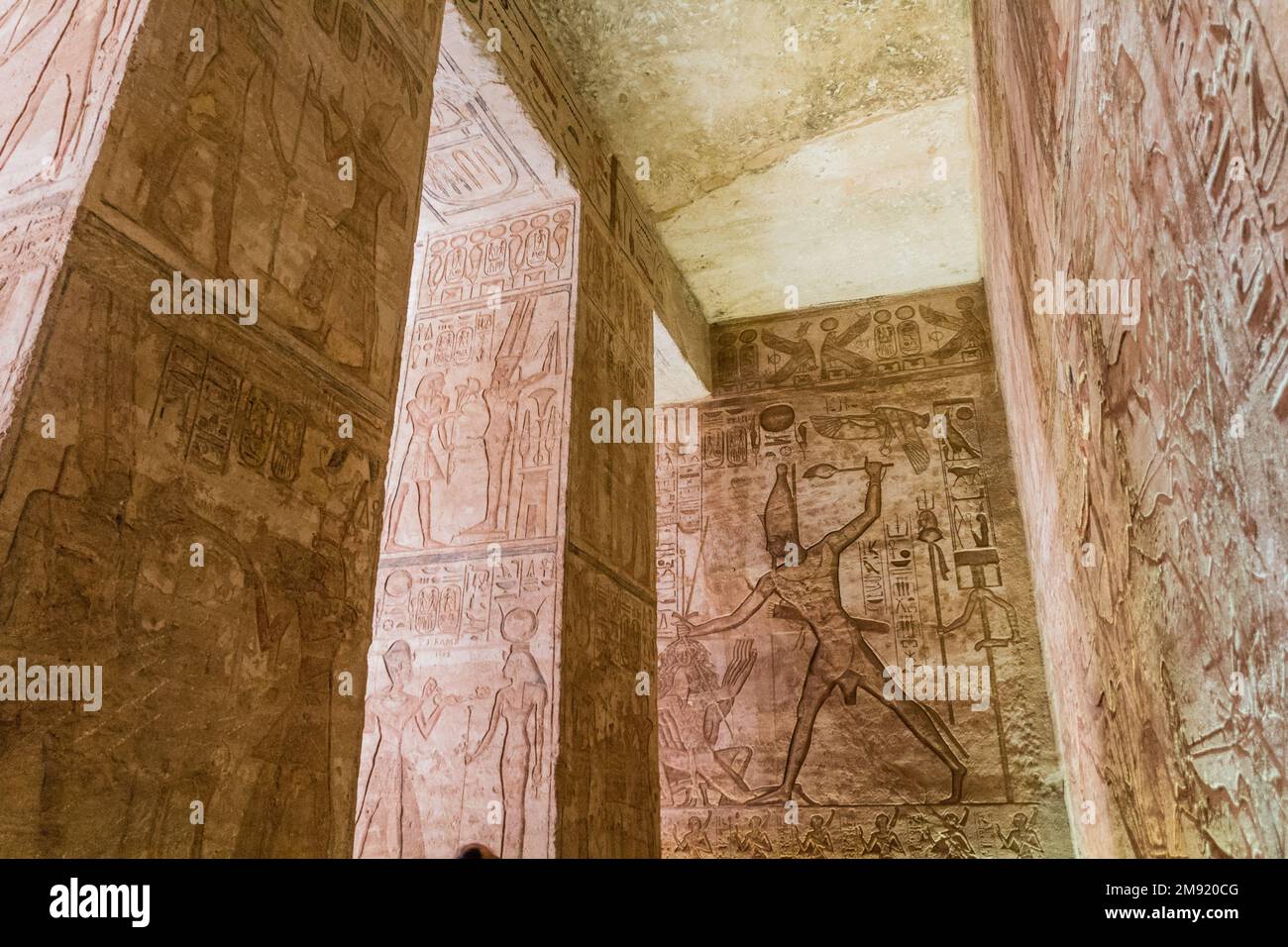 ABU SIMBEL, ÉGYPTE - 22 FÉVRIER 2019 : reliefs muraux d'une scène battůe dans la Grande salle Hypostyle du Grand Temple de Ramesses II à Abu Simbel, Égypte. Banque D'Images