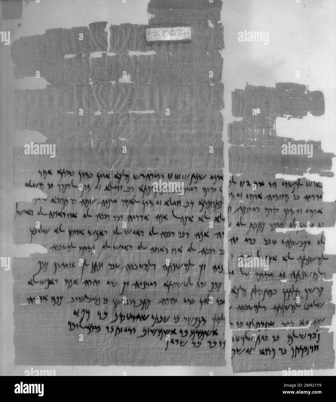 Contrat d'adoption araméen araméen. Contrat d'adoption araméen, 22 octobre, 416 B.C.E. Papyrus, encre, 47.218.96a : plus grand fragment #1 : 13/16 × 1 3/4 po. (2 × 4,5 cm). Ce document provient des archives d'Ananiah et Tamut, membres d'une famille juive vivant sur l'île Éléphantine au cinquième siècle avant J.-C. Ce contrat permet à un homme nommé Urie d'adopter un garçon nommé Jedaniah et ainsi du libérer de l'esclavage. L'adoption était une méthode légale utilisée pour libérer les esclaves dans l'Égypte ancienne. Egyptien, classique, ancien proche de l'est 22 octobre d'art, 416 B.C.E. Banque D'Images