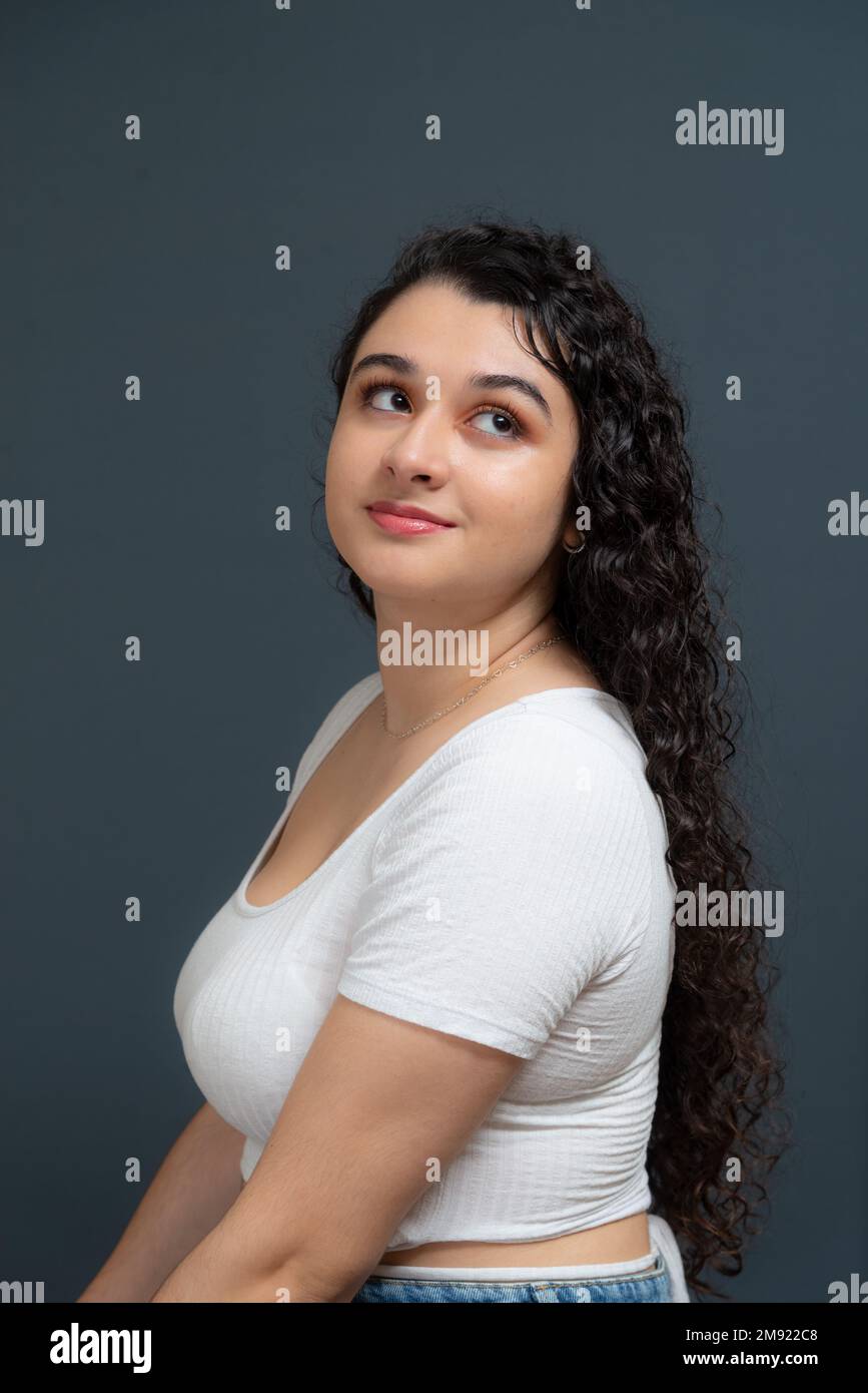 Portrait de jeune belle femme regardant vers le haut. Isolé sur fond gris. Banque D'Images