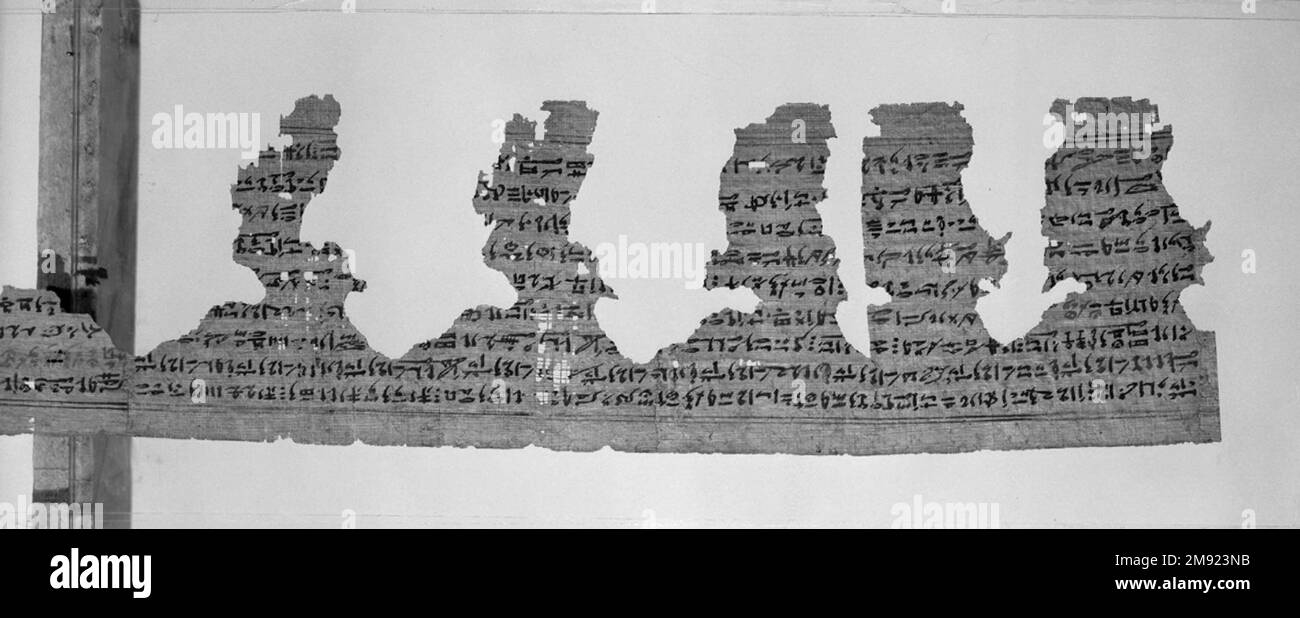 Scène d'un papyrus magique scène d'un papyrus magique, 664-525 B.C.E. Papyrus, encre, total : 4 15/16 × 92 11/16 po (12,5 × 235,5 cm). La créature aigée debout vue ici est connue sous le nom de figurine BES à tête naine, protecteur divin de la naissance du roi et du soleil. Cette forme de BES était étroitement associée à la partie nocturne du cycle solaire. Il a donc également joué un rôle important de gardien des femmes et des enfants qui dorment, en particulier contre les dangers de la nuit, représentés ici par les créatures nocives contenues dans l'ovale sur lequel il se tient. Le foyer Banque D'Images