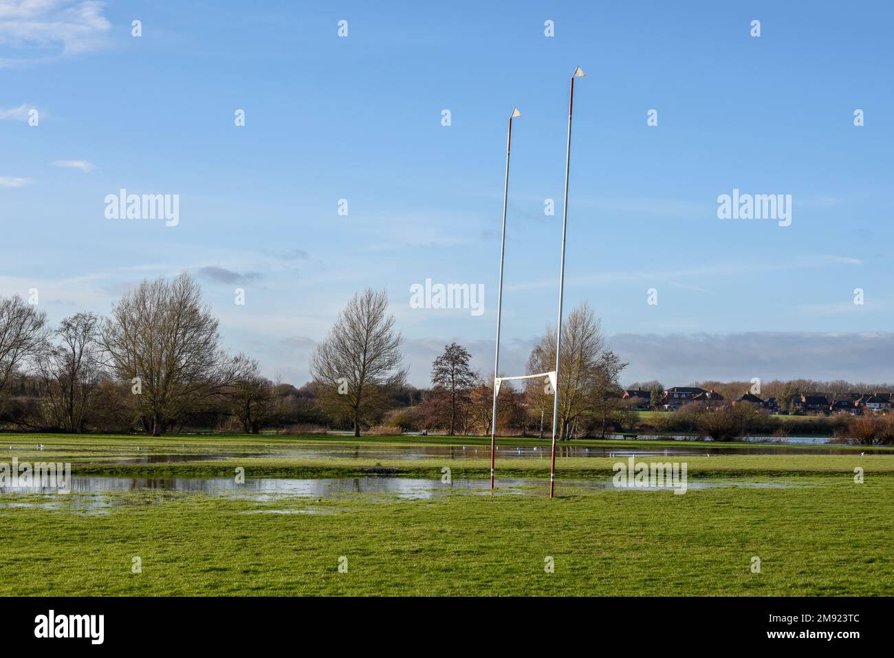 Terrain de sport inondé après une forte pluie, le champ est rempli d'eau Banque D'Images