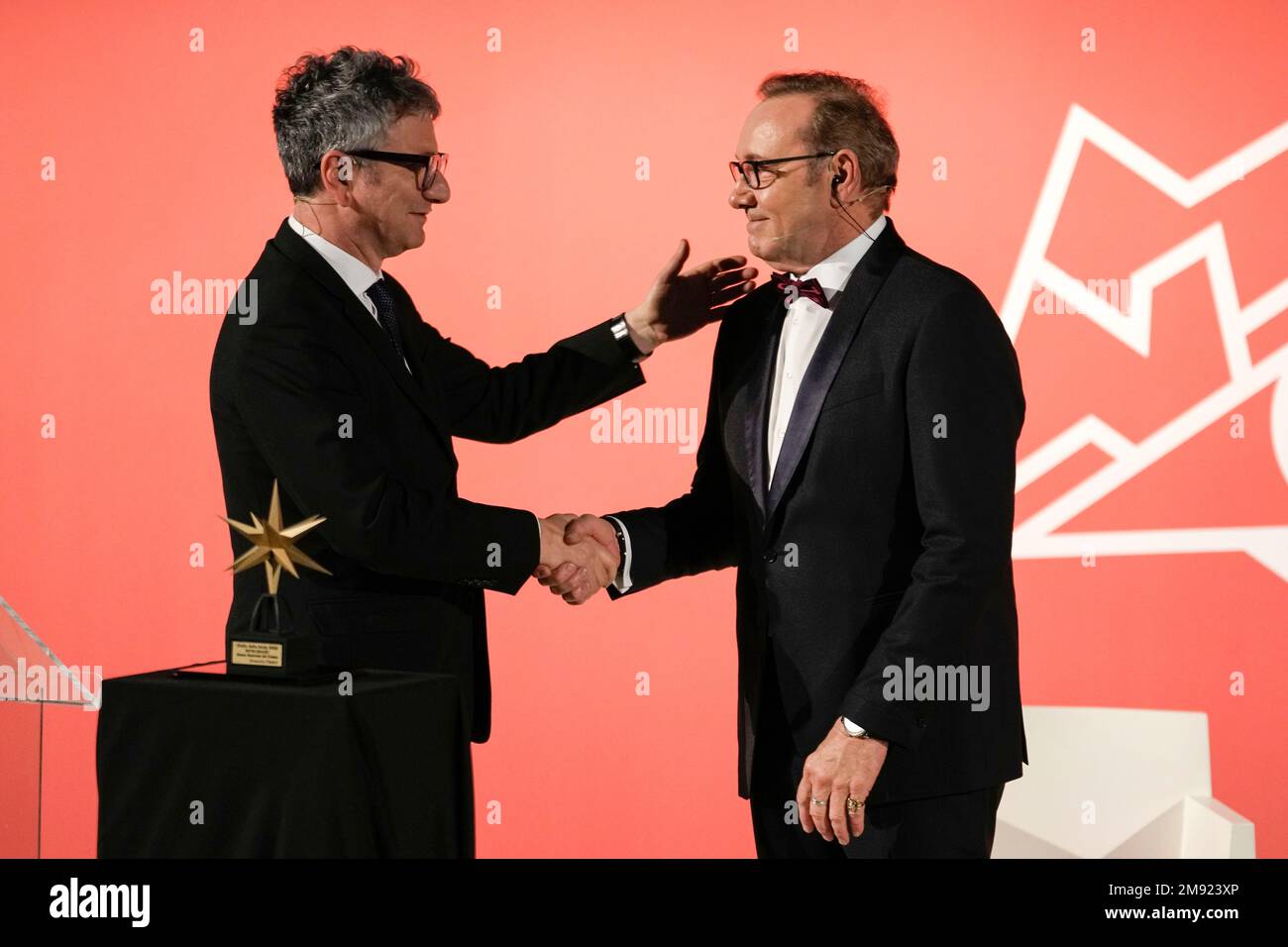 Actor Kevin Spacey, right, is welcomed by director Domenico De Gaetano, as he arrives at the National Museum of Cinema in Turin, Italy, Monday, Jan. 16, 2023. Kevin Spacey was in the northern Italian city of Turin on Monday to receive the lifetime achievement award, teach a master class and introduce a screening of the 1999 film "American Beauty." (AP Photo/Luca Bruno) Banque D'Images