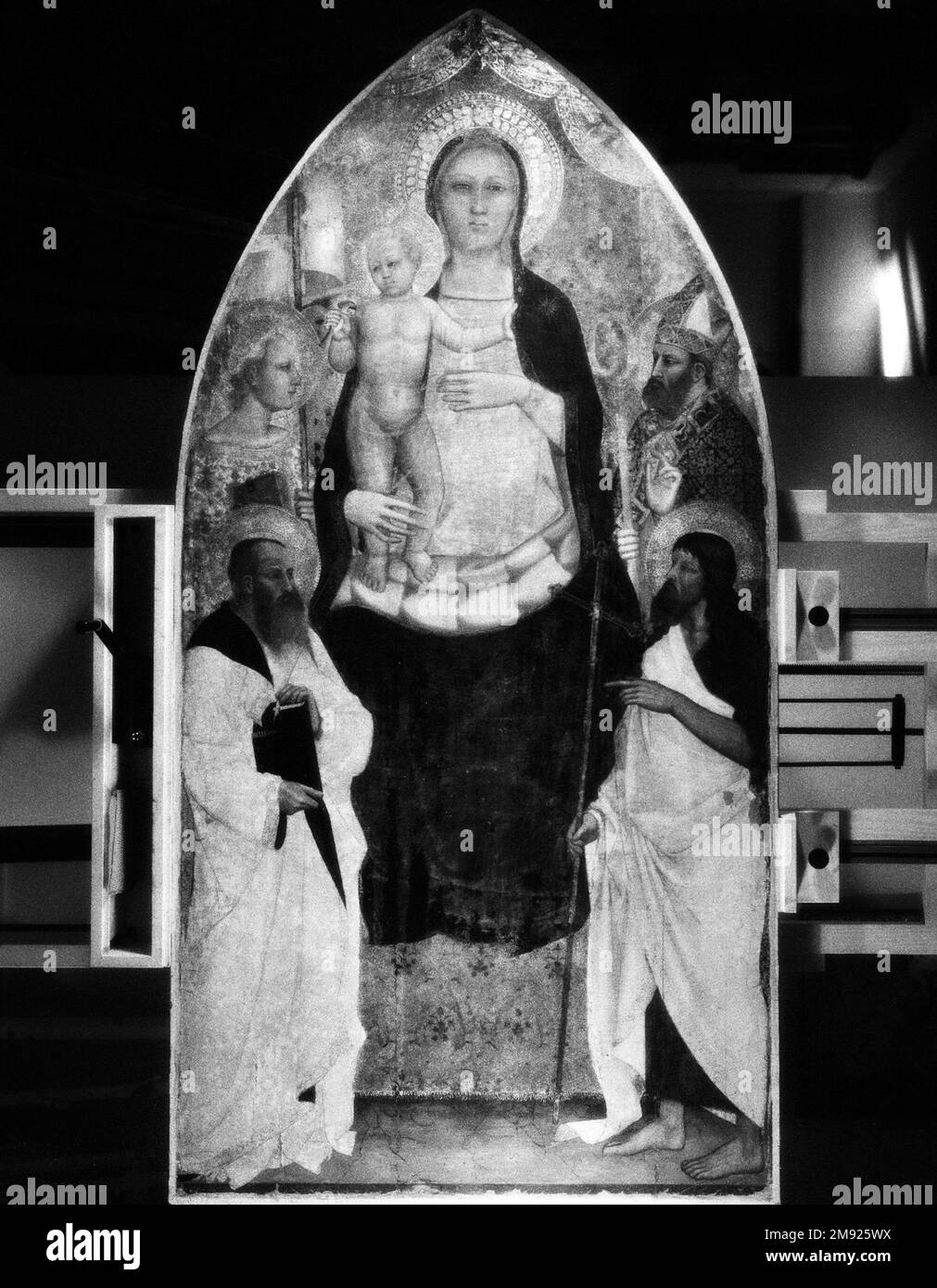 Madonna et l'enfant ont affronté les saints Zenobius, Jean le Baptiste, Reparata et Jean l'évangéliste Nardo di Cione (italien, florentin, actif 1343-1356/1366). Madonna et l'enfant ont affronté les saints Zenobius, Jean le Baptiste, Reparata et Jean l'évangéliste, au milieu du siècle 14th. Tempera et or à outils sur panneau, 77 1/2 x 39 1/2 po. (196,9 x 100,3 cm). En 1348, la peste bubonique a tué plus de la moitié de la population de Florence, causant de profondes dévastations sociales, économiques et psychiques. Au lendemain de la peste, Nardo di Cione a peint ce grand retable, probablement pour le Duomo, le plus im Banque D'Images