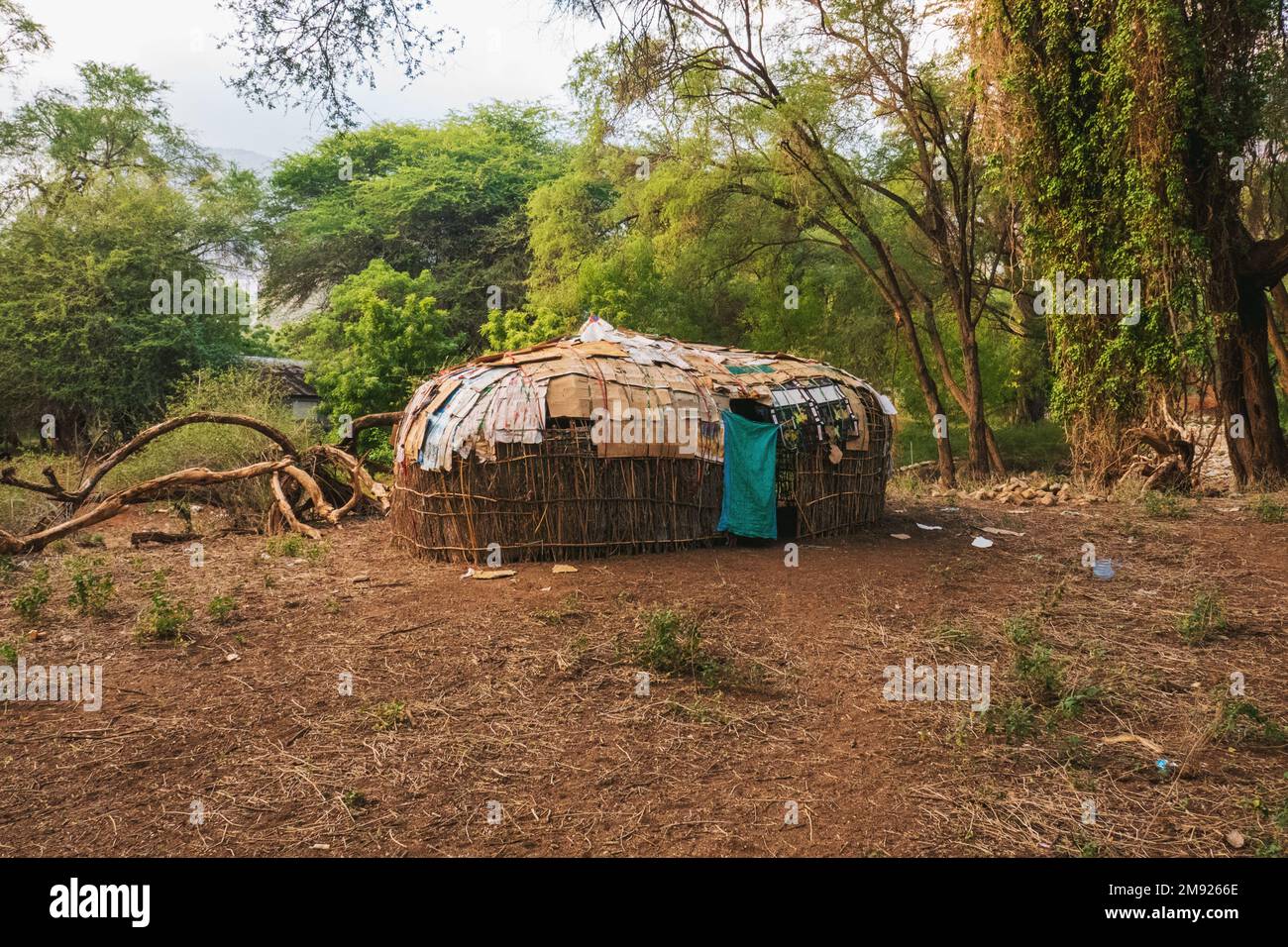 Maison traditionnelle masai manyatta aux contreforts des montagnes Ndoto dans le comté de Marsabit, Kenya Banque D'Images