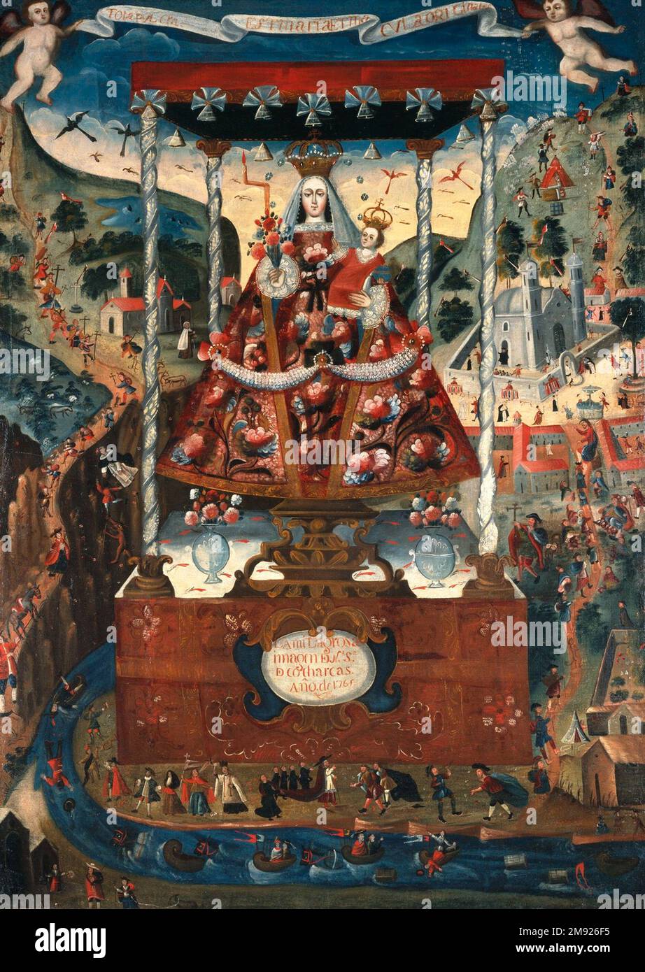 Notre Dame de Cocharcas sous l'école Baldachin Cuzco. Notre Dame de Cocharcas sous le Baldachin, 1765. Huile sur toile, 78 1/4 x 56 1/2in. (198,8 x 143,5cm). Les collections privées en Amérique espagnole comprenaient de grandes versions de « peintures de statue » extrêmement populaires, qui comportaient des sculptures qui s’étaient largement répandues en raison des miracles qui leur étaient attribués. Dans la vice-royauté du Pérou, de telles sculptures comprenaient notre Dame de Copacabana (voir illustration), dont une réplique a été apportée à la ville de Cocharcas, où elle a inspiré une dévotion locale. Notre Dame de Cocharcas est ici porté sur un chariot an Banque D'Images