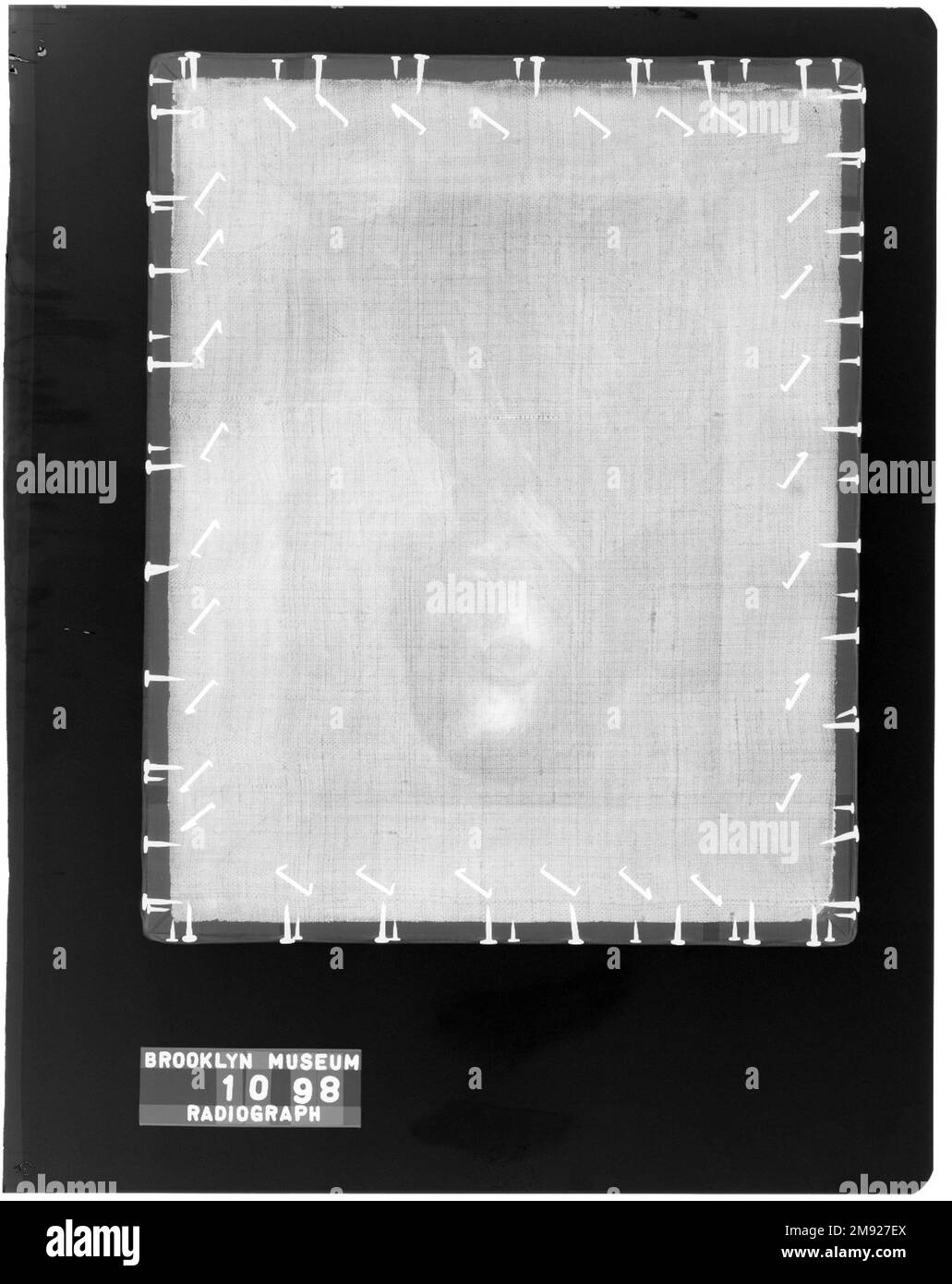 Autoportrait Eastman Johnson (américain, 1824-1906). Autoportrait, env. 1865-1870. Huile sur toile, 9 3/4 x 7 13/16 in. (24,8 x 19,9 cm). Dans ce autoportrait, Eastman Johnson travaille sur un bureau dans une pièce chaleureusement éclairée, probablement son studio de Manhattan sur Washington Square. La palette sombre et l’ambiance tranquille de cette peinture rappellent les peintures de genre hollandaises du XVIIe siècle, dont le style Johnson s’est absorbé lorsqu’il étudiait à la Haye aux pays-Bas. Certaines des petites peintures encadrées en arrière-plan ont probablement été acquises pendant le temps de l’artiste à l’étranger, et la toile elle-même est un artefact de cette pe Banque D'Images