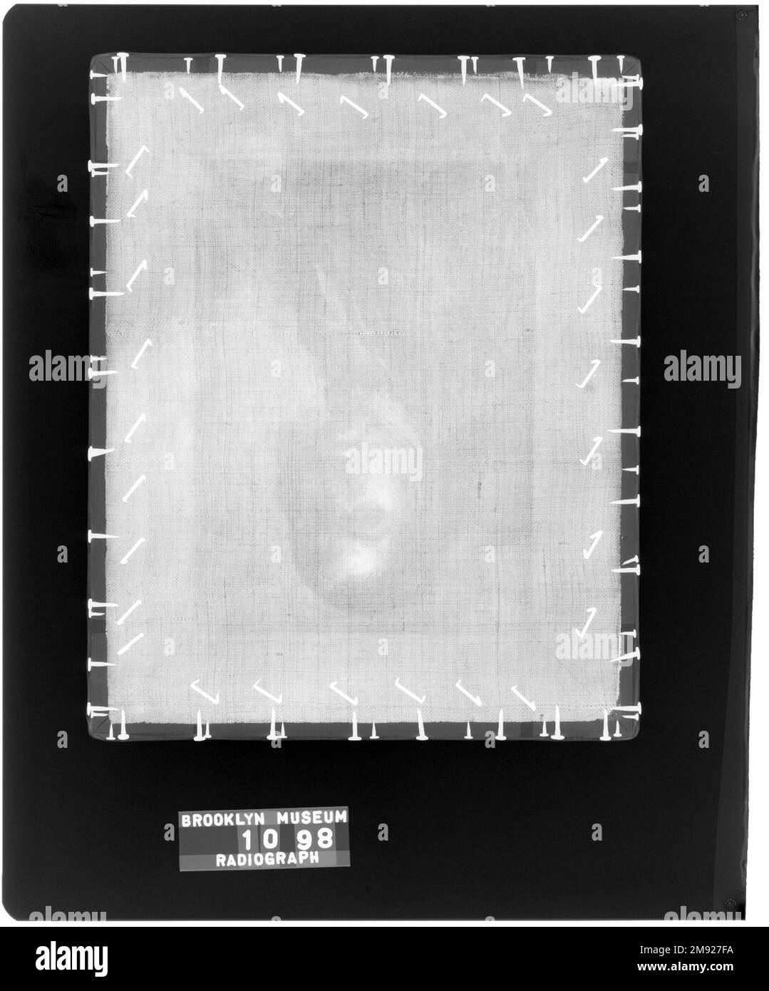 Autoportrait Eastman Johnson (américain, 1824-1906). Autoportrait, env. 1865-1870. Huile sur toile, 9 3/4 x 7 13/16 in. (24,8 x 19,9 cm). Dans ce autoportrait, Eastman Johnson travaille sur un bureau dans une pièce chaleureusement éclairée, probablement son studio de Manhattan sur Washington Square. La palette sombre et l’ambiance tranquille de cette peinture rappellent les peintures de genre hollandaises du XVIIe siècle, dont le style Johnson s’est absorbé lorsqu’il étudiait à la Haye aux pays-Bas. Certaines des petites peintures encadrées en arrière-plan ont probablement été acquises pendant le temps de l’artiste à l’étranger, et la toile elle-même est un artefact de cette pe Banque D'Images