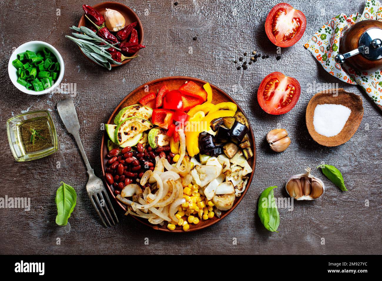 Légumes sains frits sur une assiette Banque D'Images