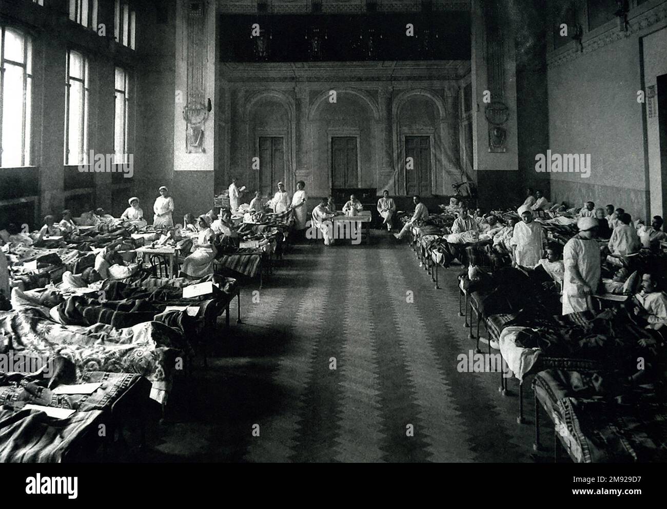 Première Guerre mondiale en Russie. Un hôpital militaire installé dans la salle de bal du Merchants Club, Moscou (aujourd'hui théâtre Lenkom) ca. 1914 Banque D'Images