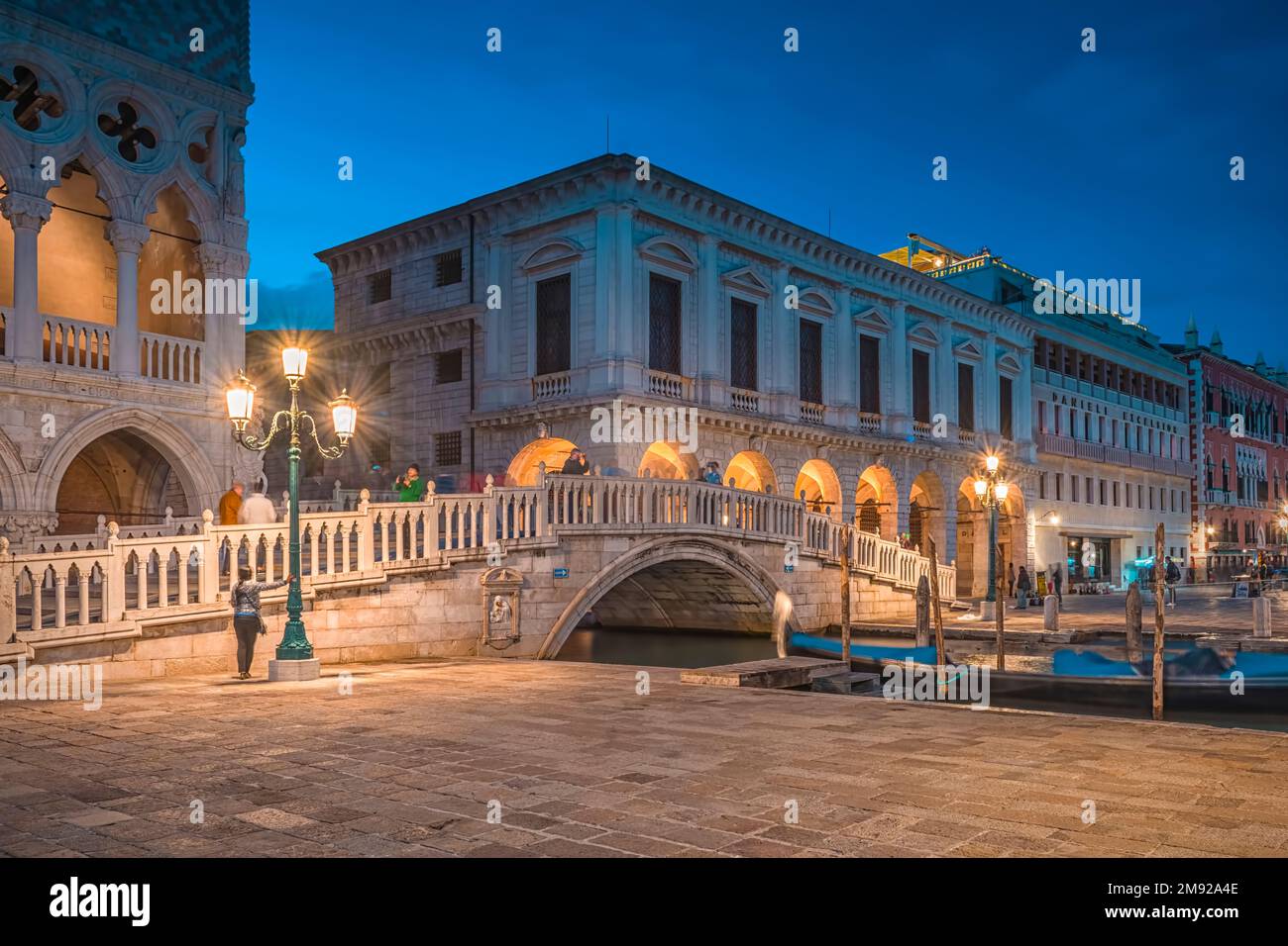 Pont Paglia (Ponte della Paglia) à Venise, Italie, à côté du Palais des Doges (Palazzo Ducale) et à proximité du Pont des Soupirs pendant l'heure bleue Banque D'Images